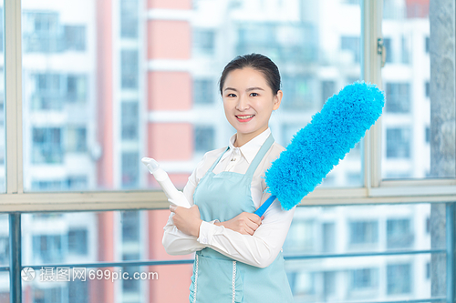 家政保潔手拿撣子形象